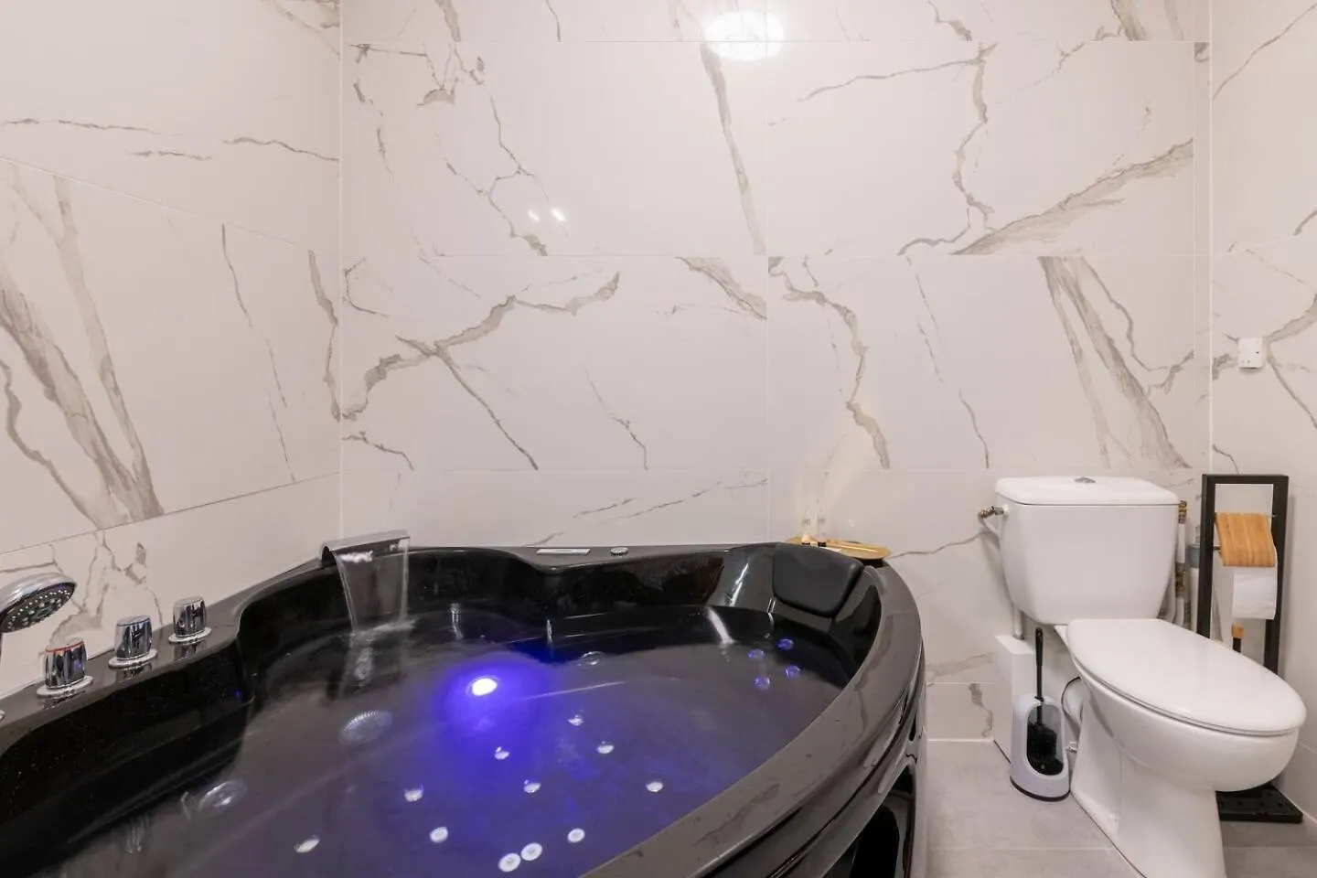 Appartement Baignoire Balneo Avec Climatisation à Saint-Etienne  France