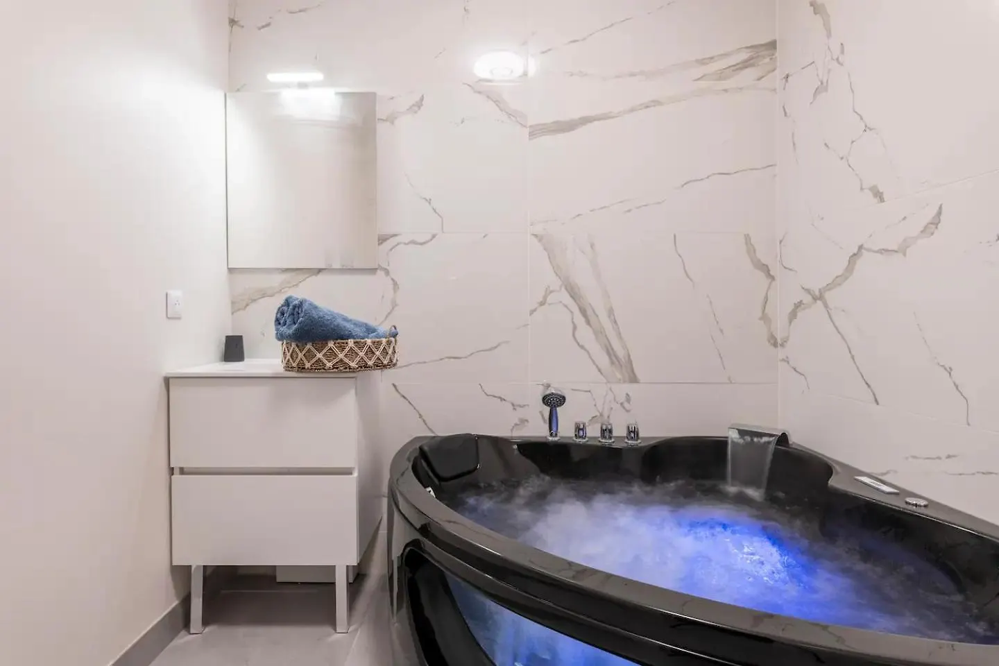 Appartement Baignoire Balneo Avec Climatisation à Saint-Etienne  France